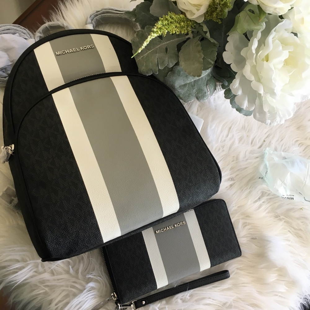 Last set✨Michael Kors medium abbey Backpack&wallet - Picture 2 of 8